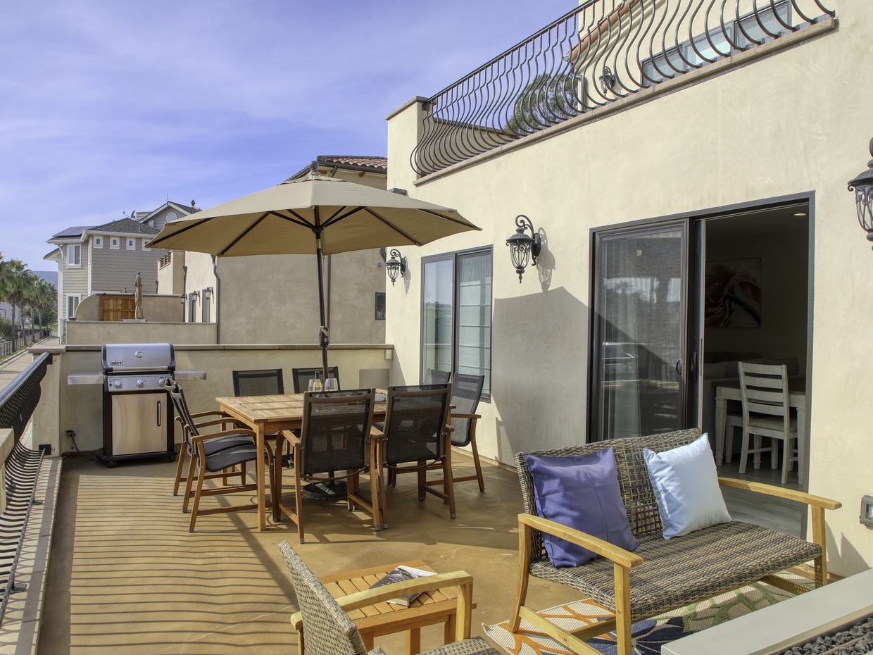 Large balcony with dining for 6 guests, natural gas BBQ and seating with a fire table .
