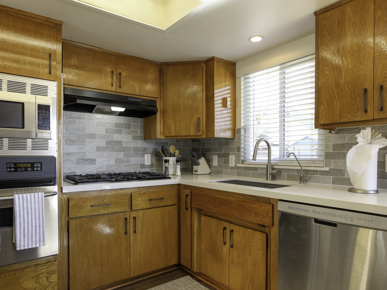 The kitchen has recently been upgraded. New quartz countertops and chef grade appliances. There is a reverse osmosis spigot at the kitchen sink for drinking water.