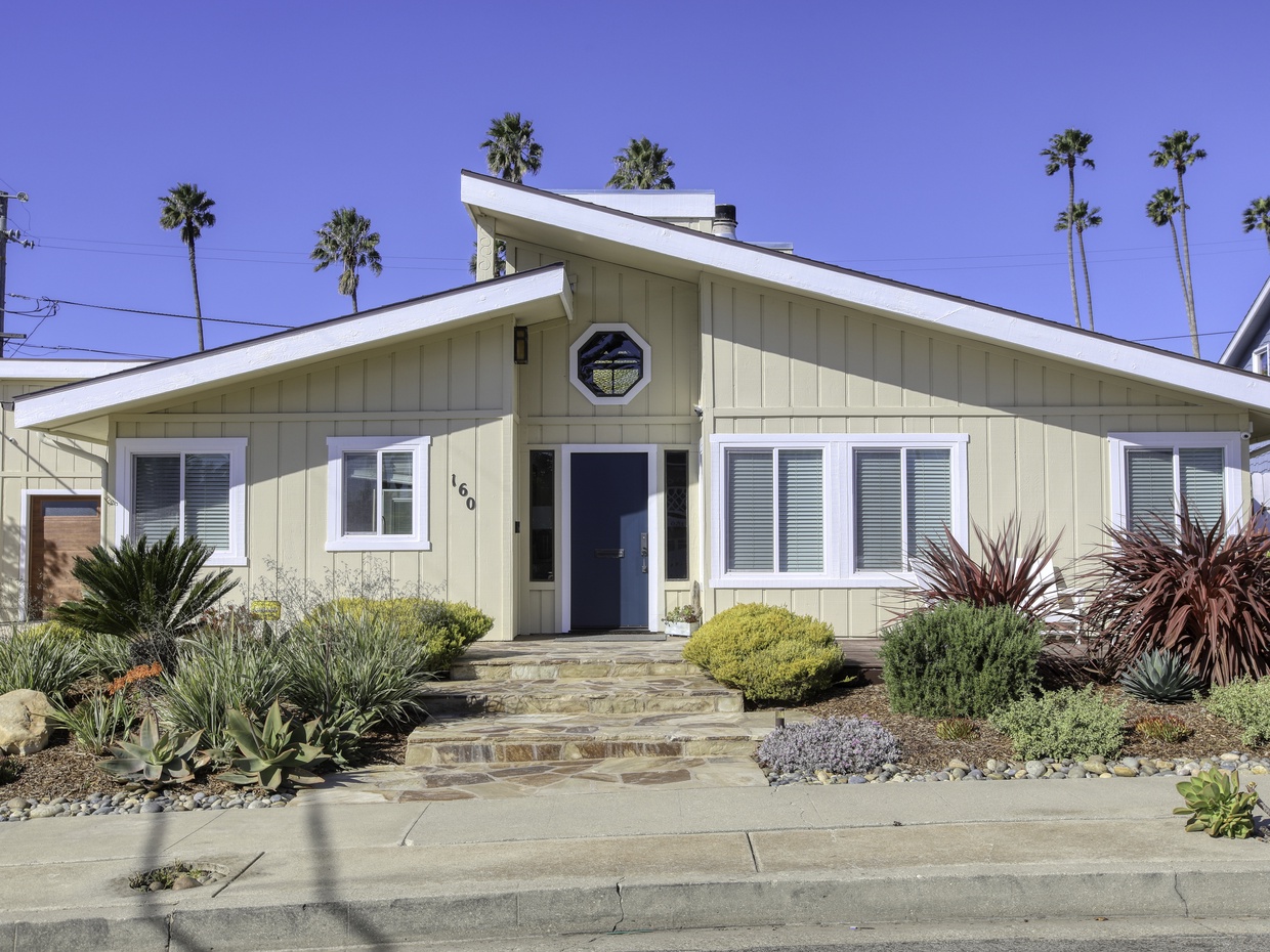 Cheerful beach house in Shell Beach. Located on Paddock Ave,  just three houses from the ocean and Memory Park. There is beach access by stairs and a walking path tucked between neighboring homes.