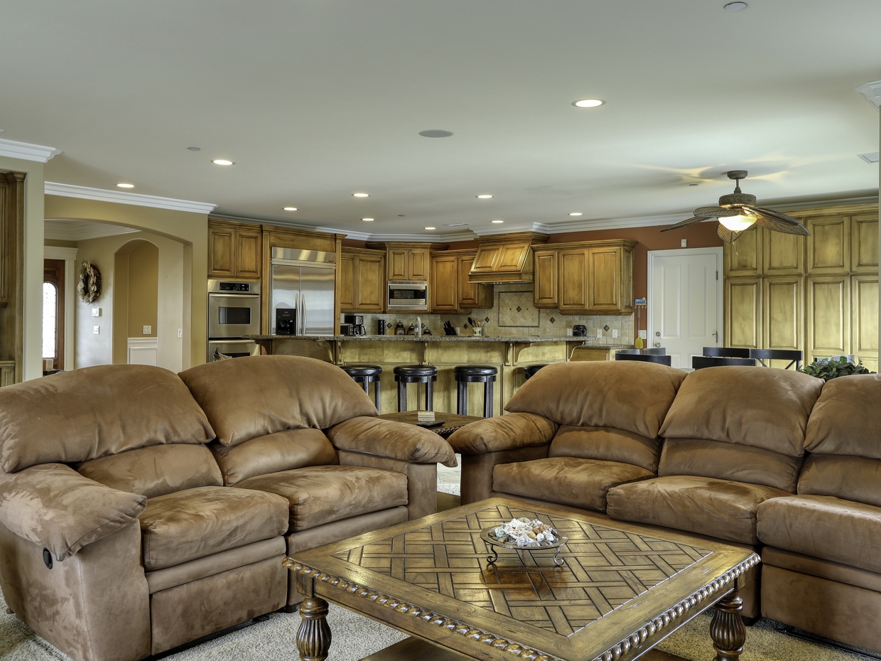 A spacious great room with ample lounging furniture.