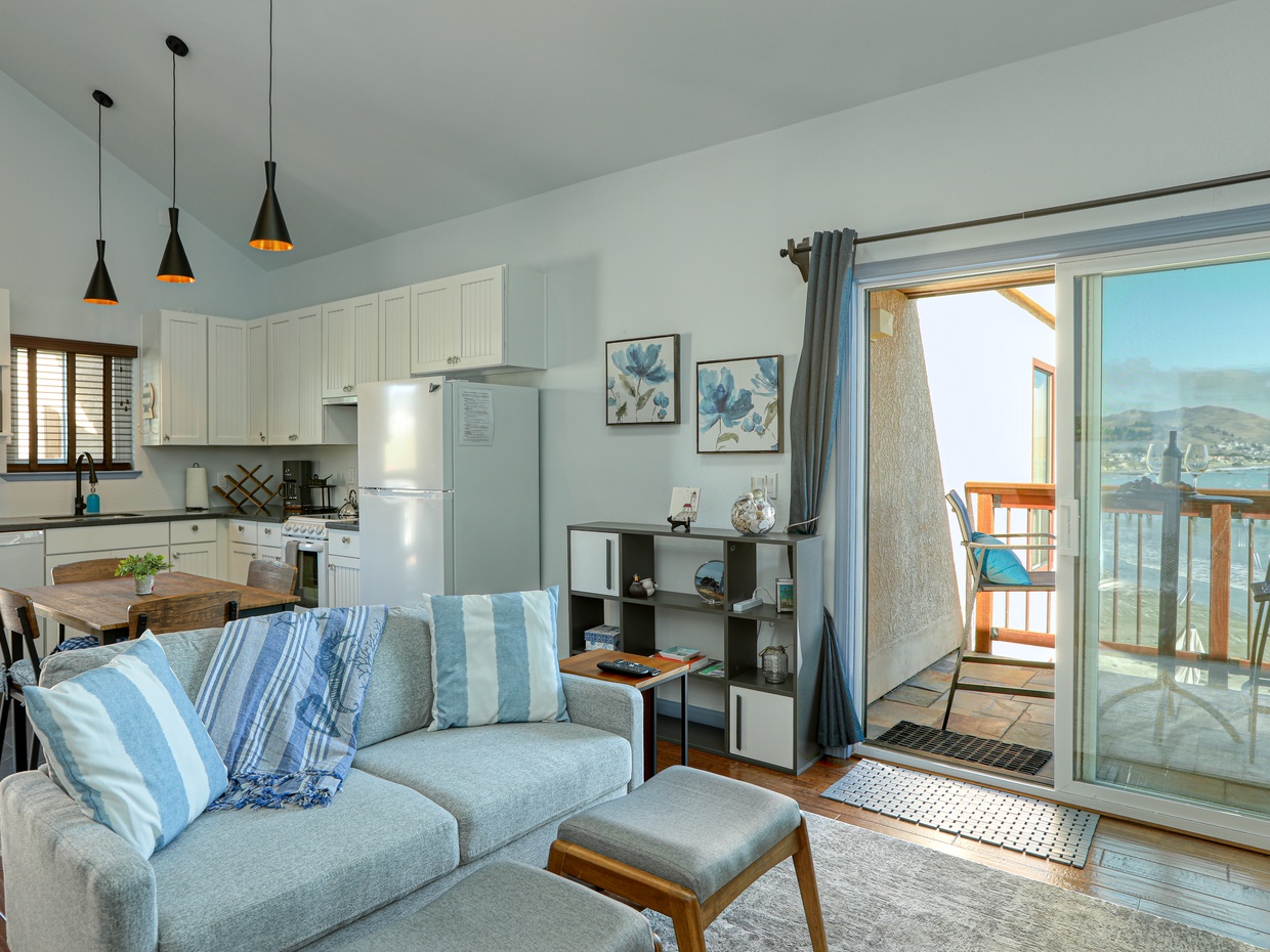 Slide open the door to invite in the refreshing ocean breeze and embrace the expansive view of the sea.





