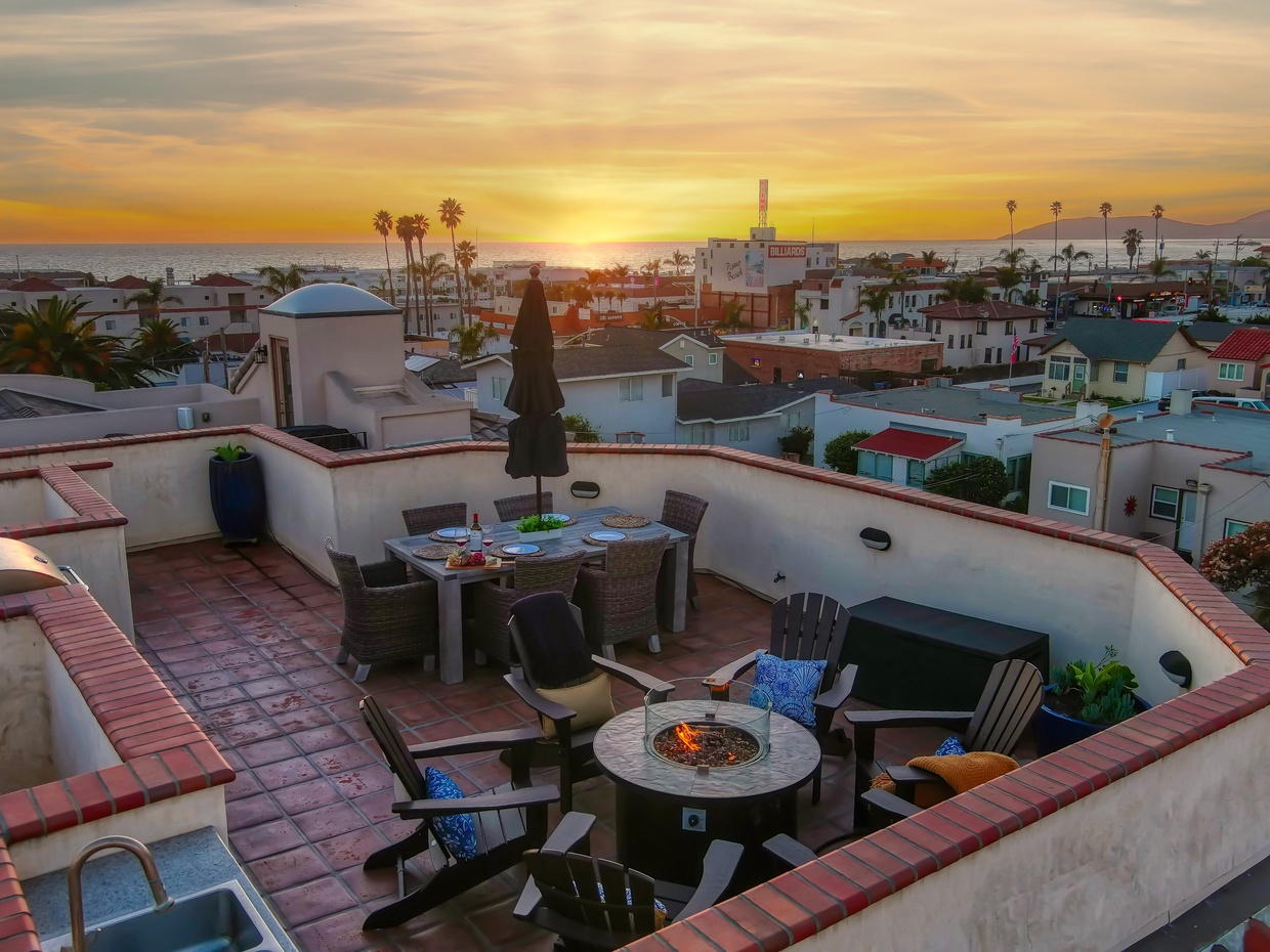Welcome to Endless Summer. Enjoy 360 mountain, ocean and downtown views.