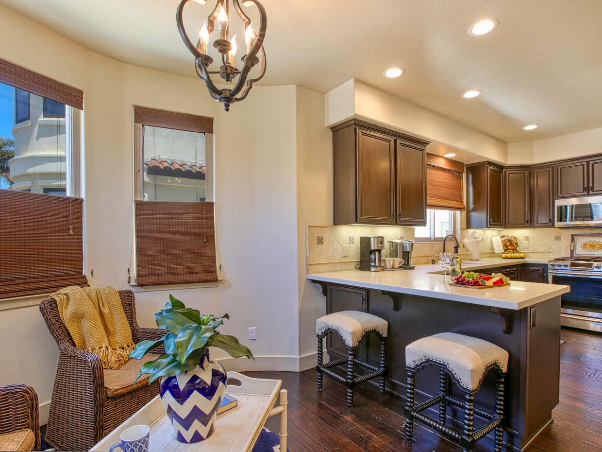 Kitchen is well stocked for cooking and entertaining. The kitchen has a drip coffee maker (cone shape filter) and Keurig. We suggest our guest bring their favorite cooking oil, seasoning, coffee and tea. 