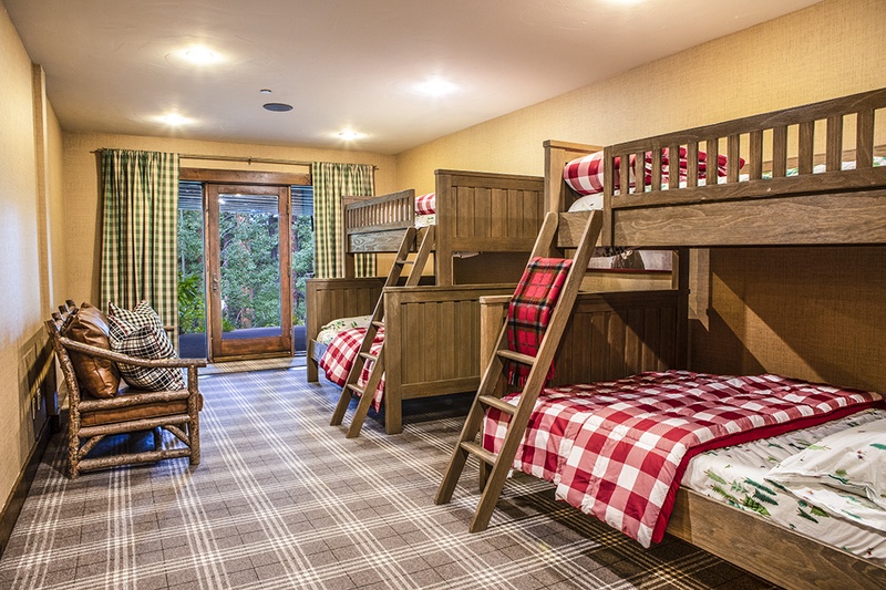 Bunkroom with 2 Full/Twin Bunk Beds