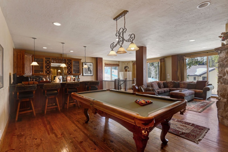 Bar Area w/Pool Table
