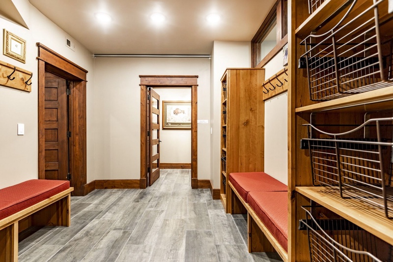 Mud room (no skis/boots please!)