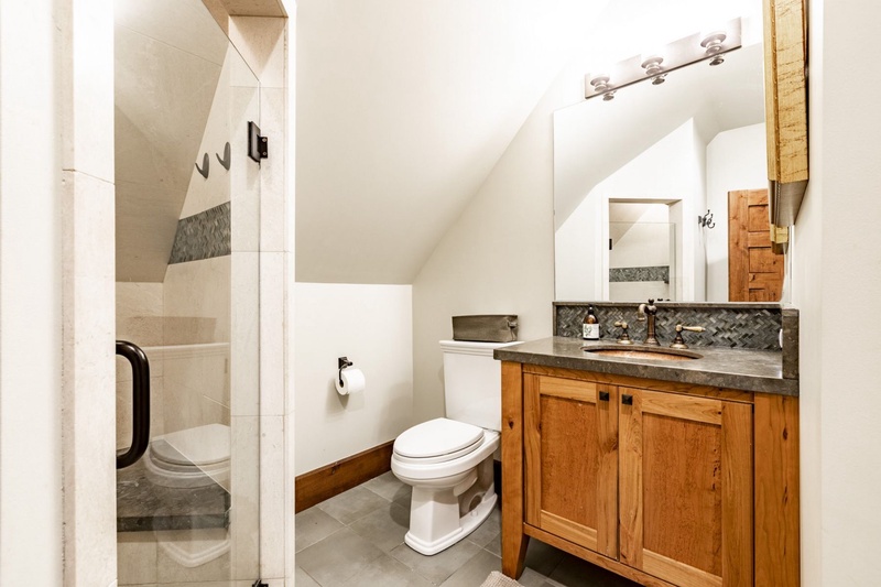 Front house ensuite bathroom