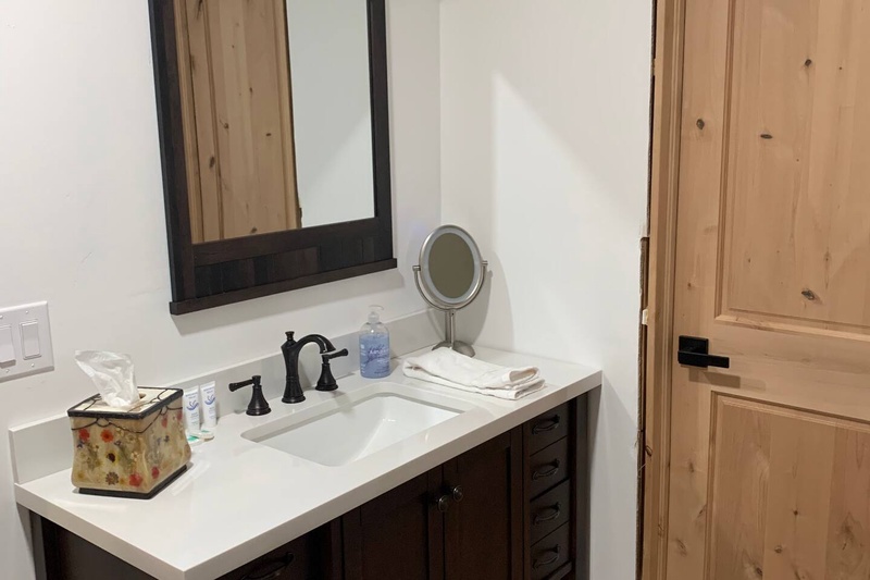 Main Common Bathroom (Full)