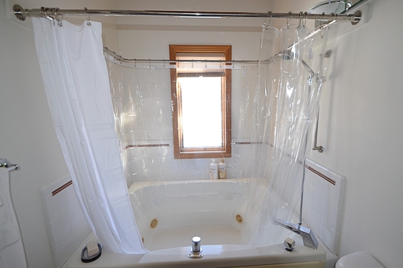 Large Jetted Tub and Shower