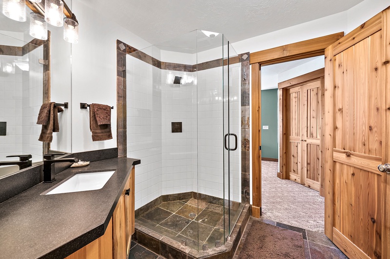 Jack & Jill Bathroom between King Bedrooms