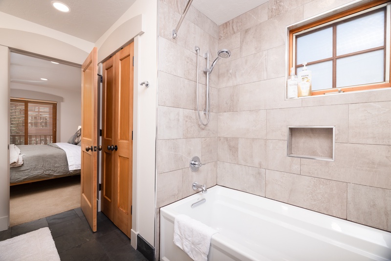 Great shower/tub combo in Honeycomb Suite