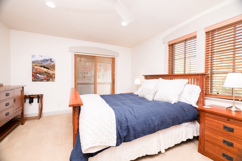 Cozy Queen Bed in the Wildflower Suite