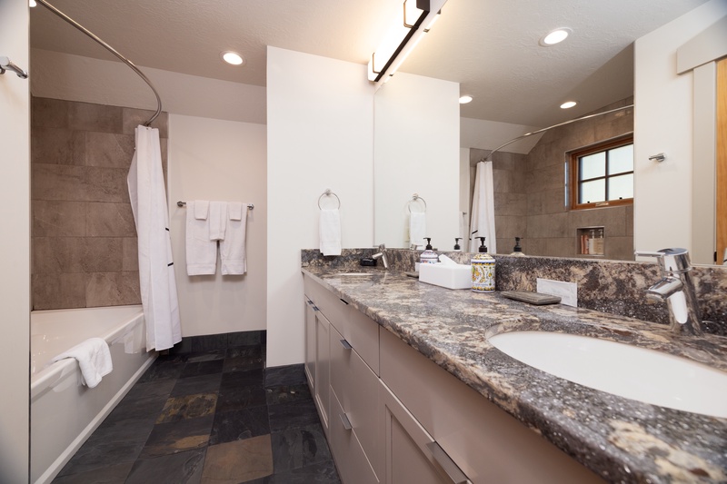 Moose Loft ensuite bathroom