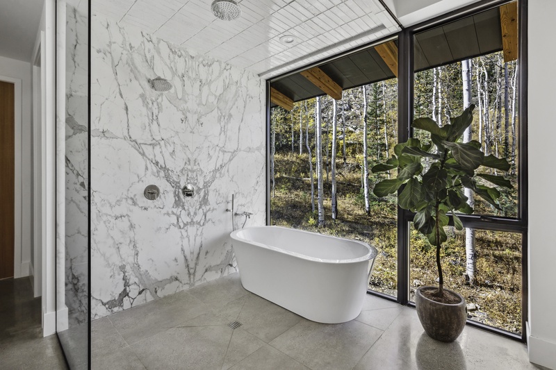 Soaking tub with private view
