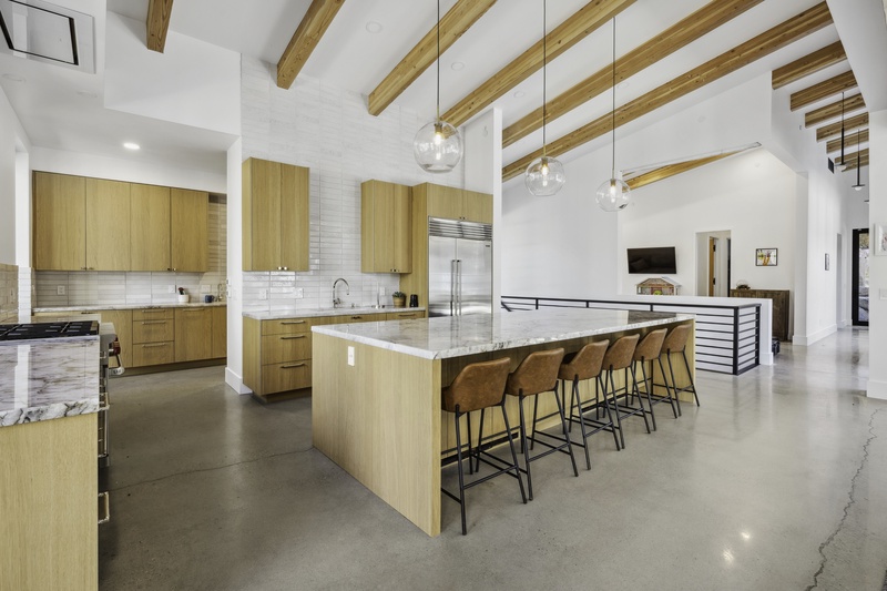 Kitchen with walk-in pantry and counter seating