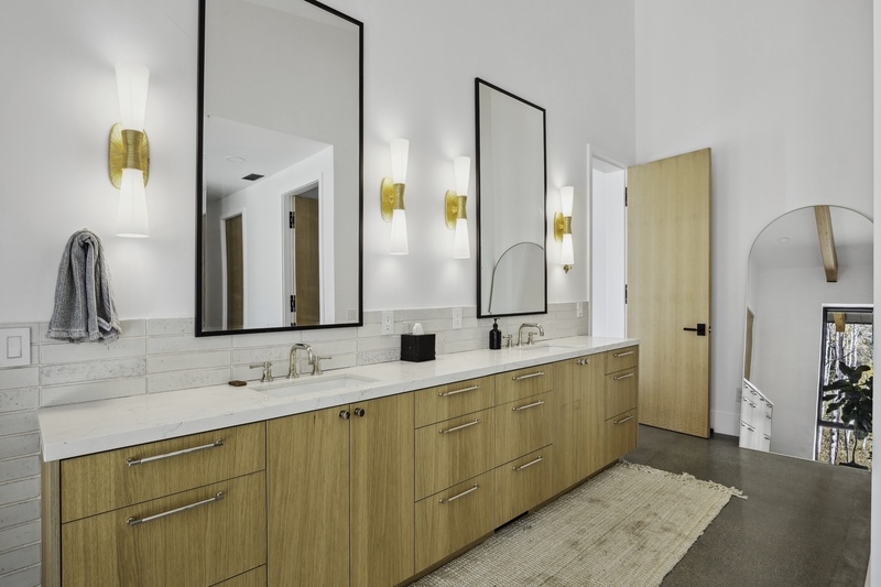 Double vanity in primary bathroom