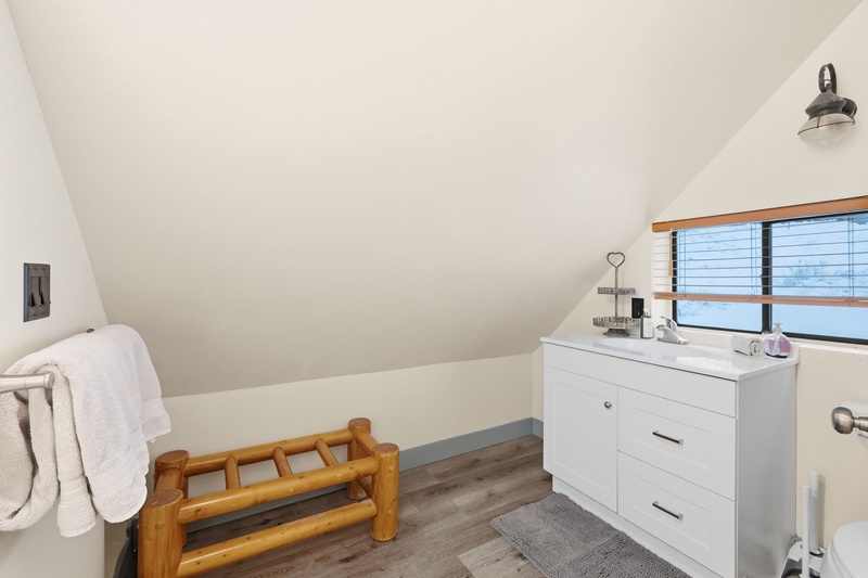 Full Bathroom in Primary Bedroom