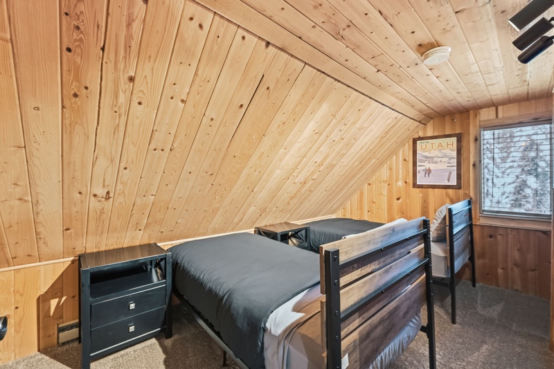 Guest bedroom with two single beds. 