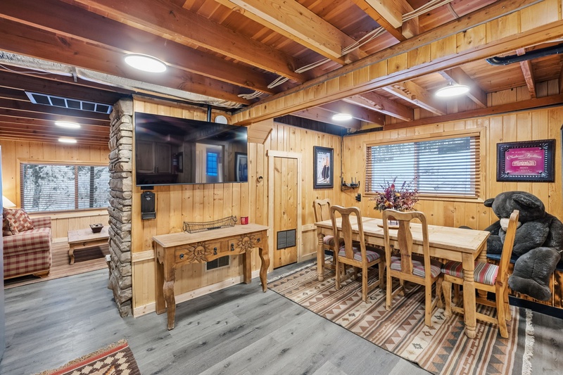 Dining nook, comfortably seats 6 adults. 