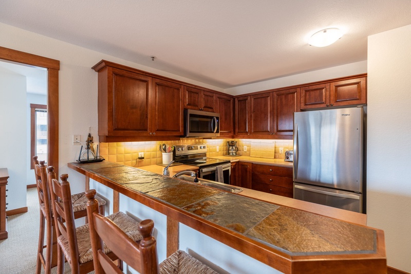 Kitchen breakfast bar seating for 3