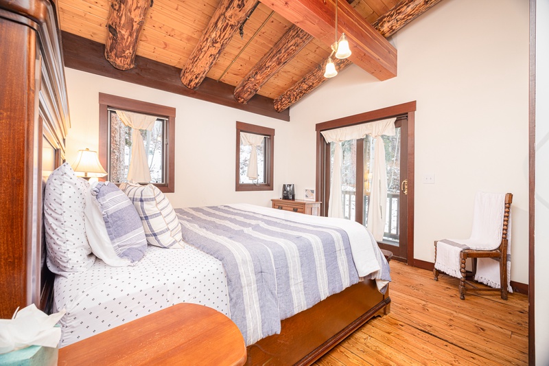 Upstairs king bedroom North side