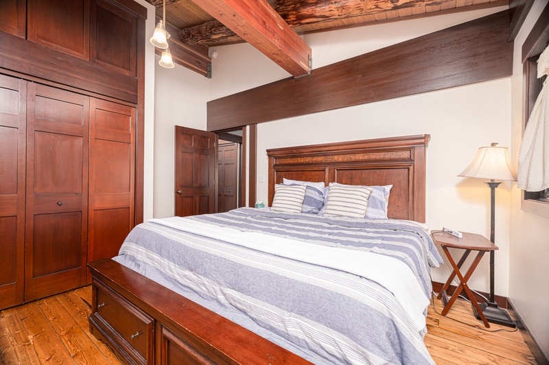 Upstairs king bedroom North side