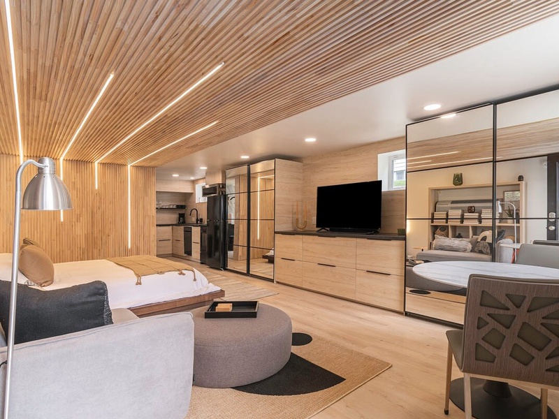 Luxury Studio King Suite, Hot tub, minutes to UNMC!