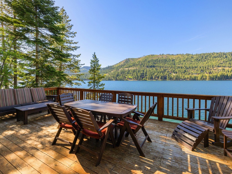 Outdoor dining for six with additional lounge space
