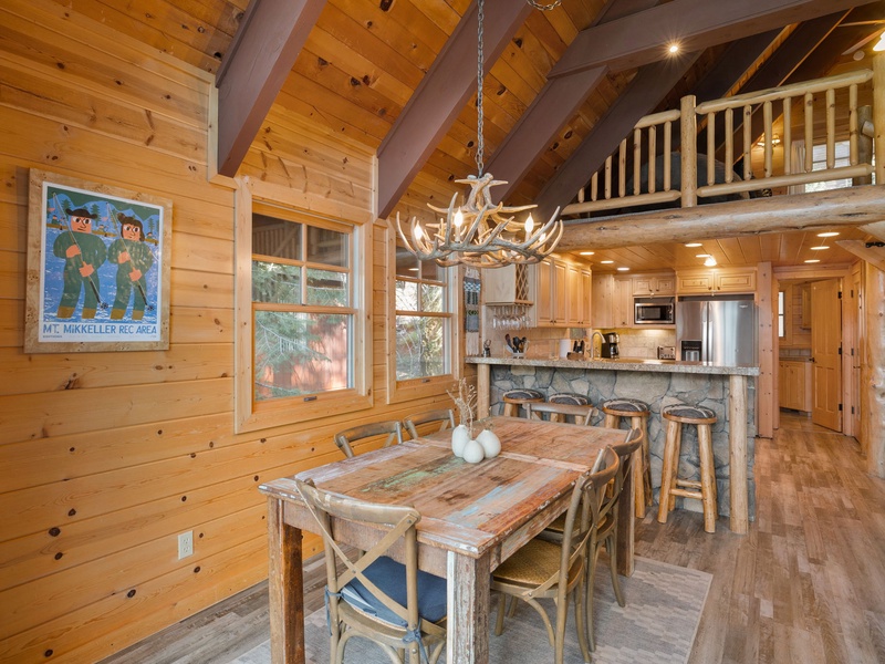 Dining for six with a breakfast bar for four