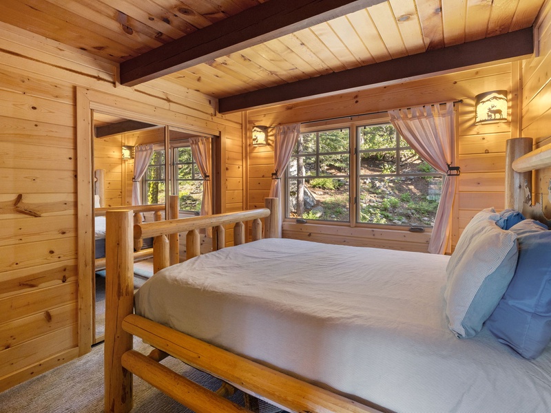 Queen bedroom - first floor