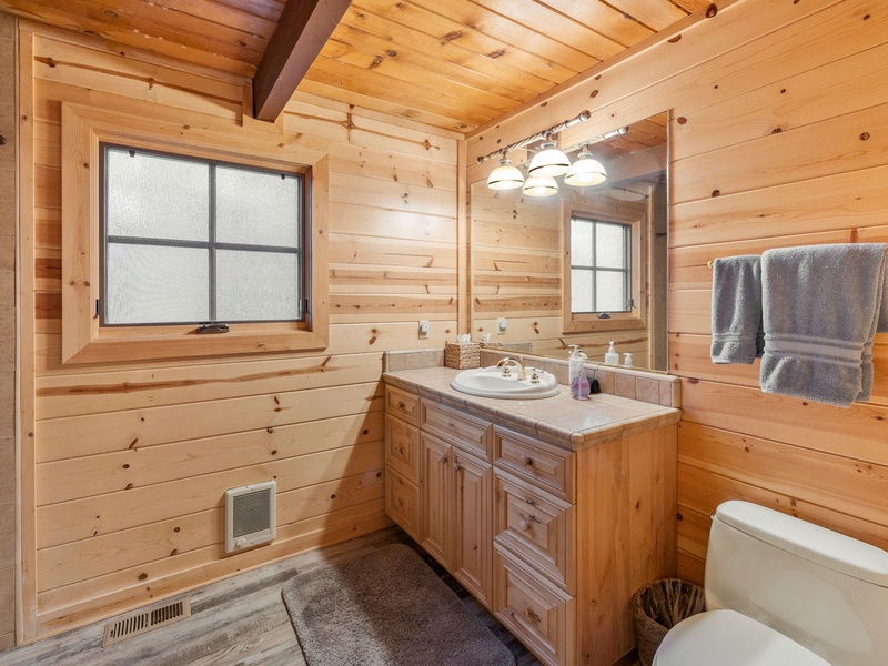 Downstairs shared bath with tub/shower combo