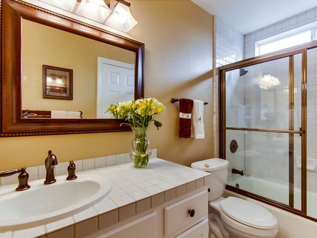 Tub/shower combo in the master.