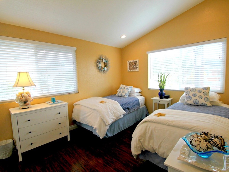 Second bedroom with 2 twins.