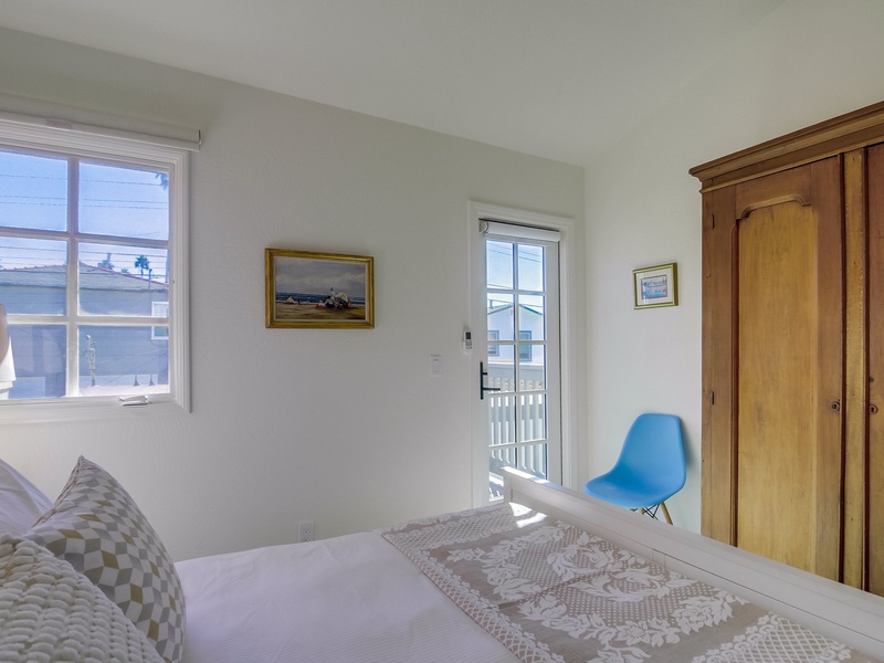 Guest bedroom with queen bed