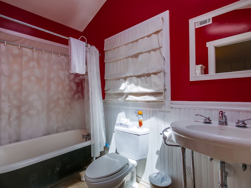 En suite bathroom to master bedroom.