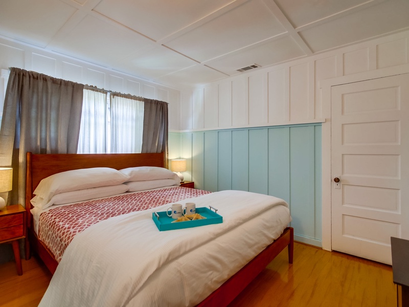 Second bedroom with queen bedroom.