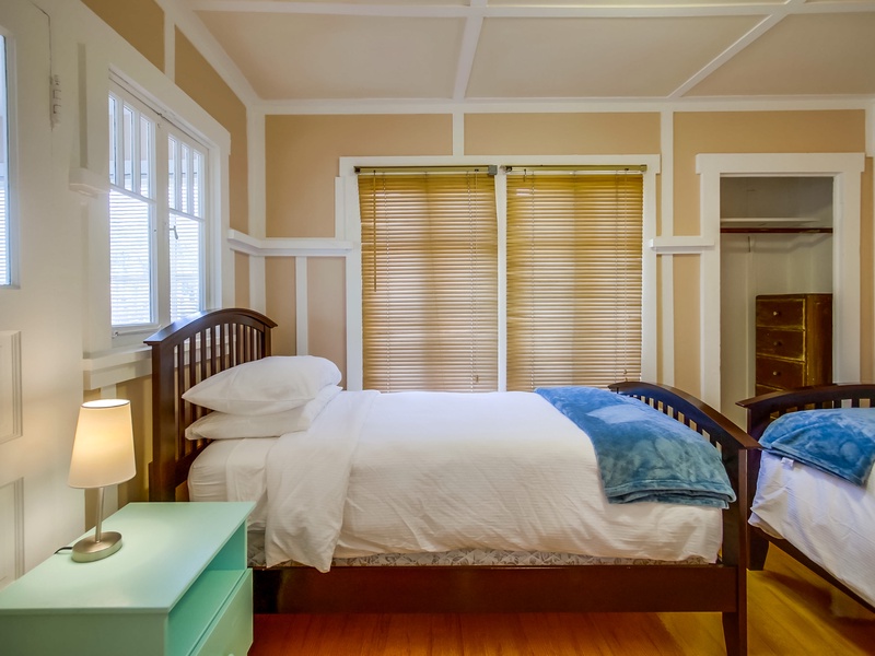Third bedroom with two twin beds.