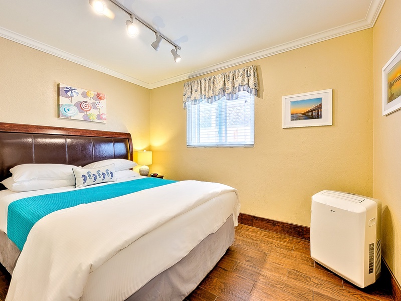 Guest room with queen bed