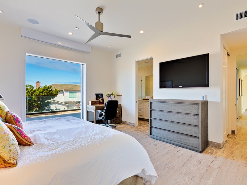 Guest Bedroom with Two Twin Beds that can be made into a King Bed.