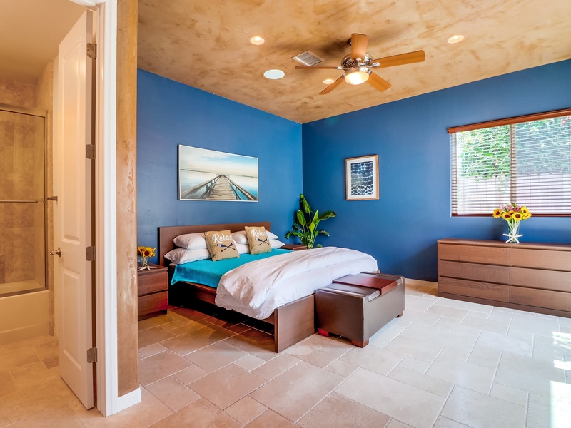 Guest Suite w/King Bed and ensuite bathroom