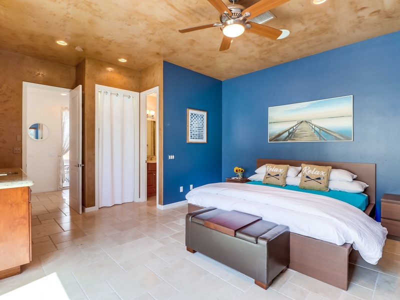 Guest Suite w/King Bed and ensuite bathroom