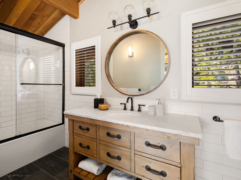 Primary ensuite bathroom with a tub/shower combo