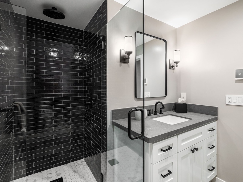 Ensuite bath off the kids bedroom