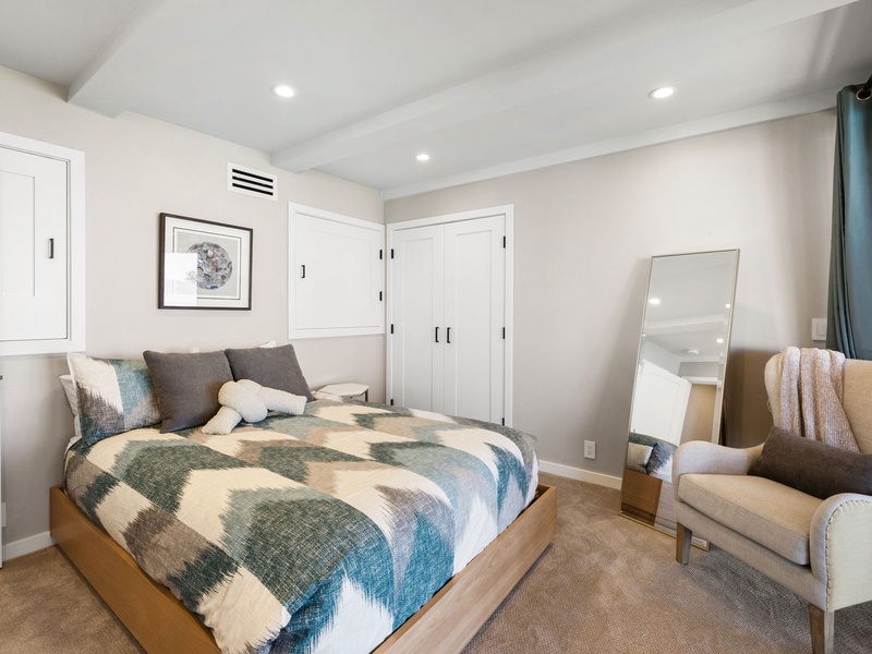 Queen bedroom with tasteful finishes