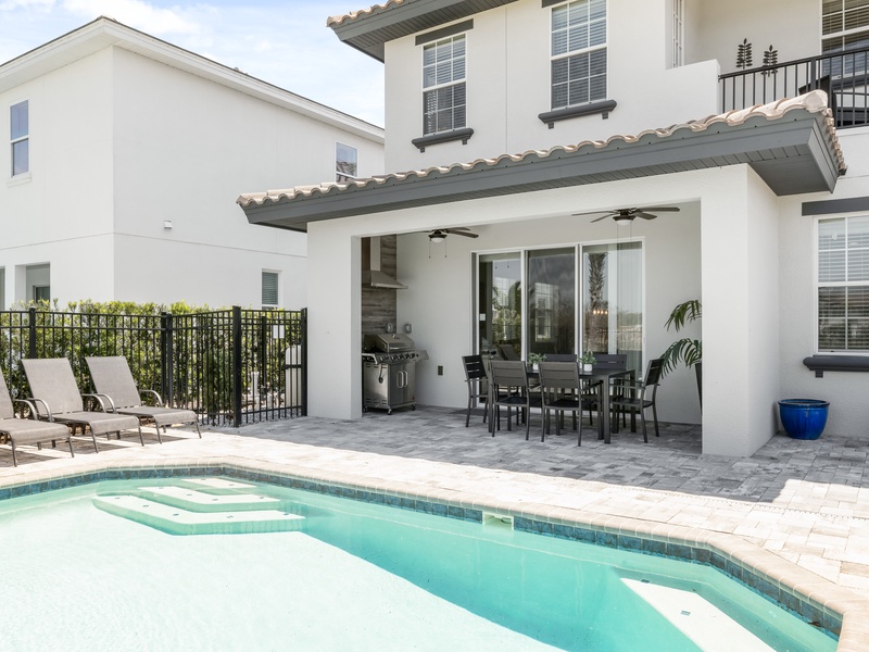 Perfect outdoor space for relaxing in the private alfresco dining area.