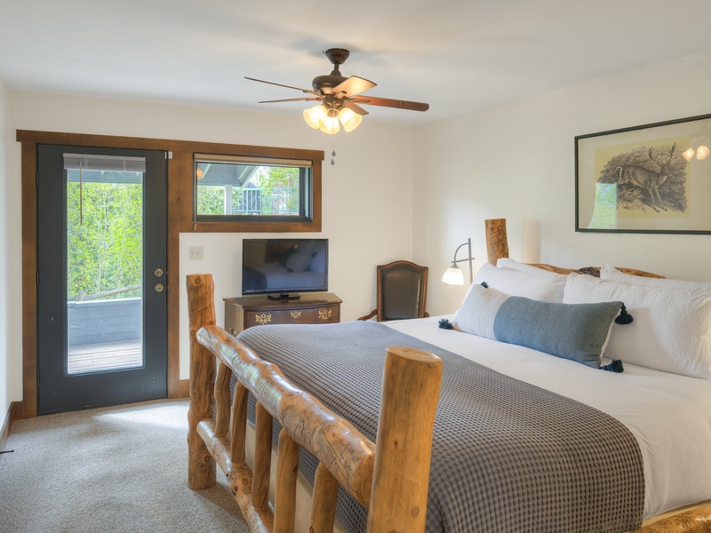 Fourth Bedroom (Level 2): King bed, (shared) terrace access, kitchenette with microwave, coffee maker and minifridge, and ensuite bath with shower and toilet.