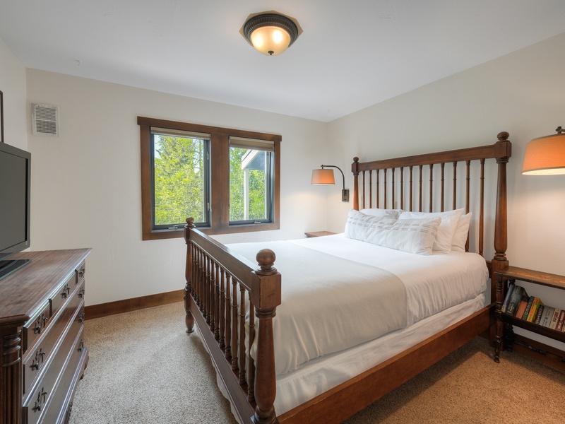 Third Bedroom (Level 2): Queen bed