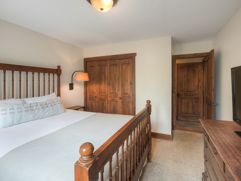 Third Bedroom (Level 2): Queen bed