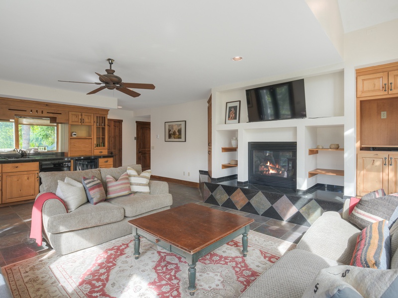 Recreation Room with gas fireplace, TV, and wet bar (Level 1)
