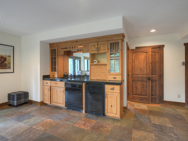 Recreation Room with gas fireplace, TV, and wet bar (Level 1)
